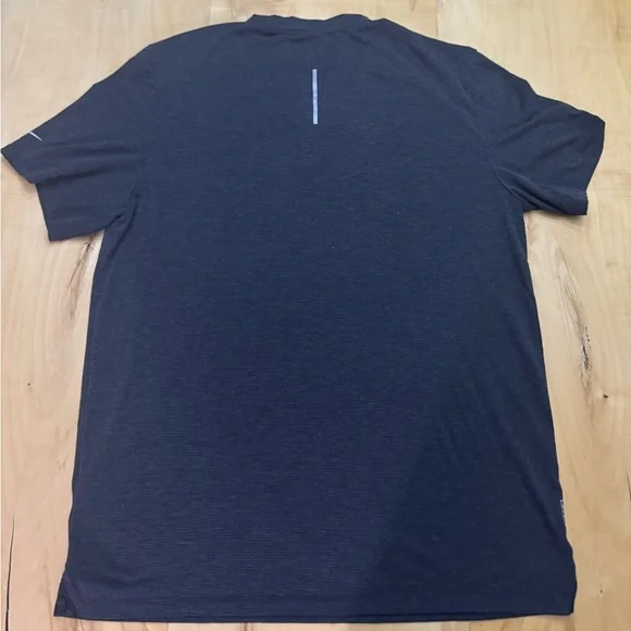 Nike Rise 365 Running Division
Men's Dri-FIT Short-Sleeve Running Top - Picture 2 of 8